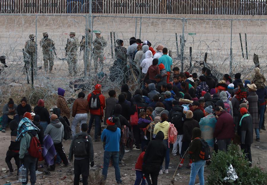 Migrantes Acampan En La Frontera Con Ee Uu Elahuizote