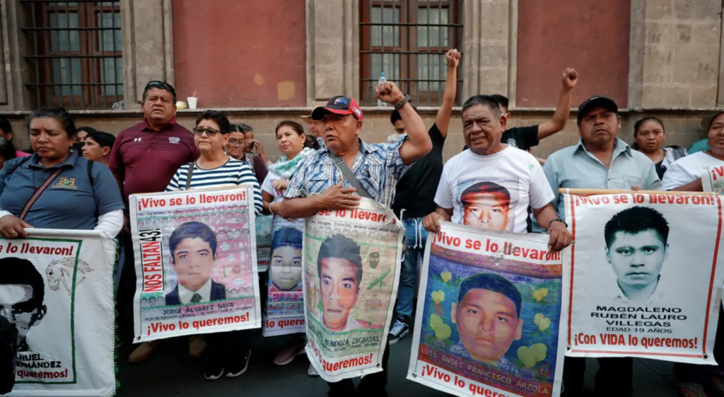 Padres de Ayotzinapa expresan desilusión con AMLO - El Ahuizote
