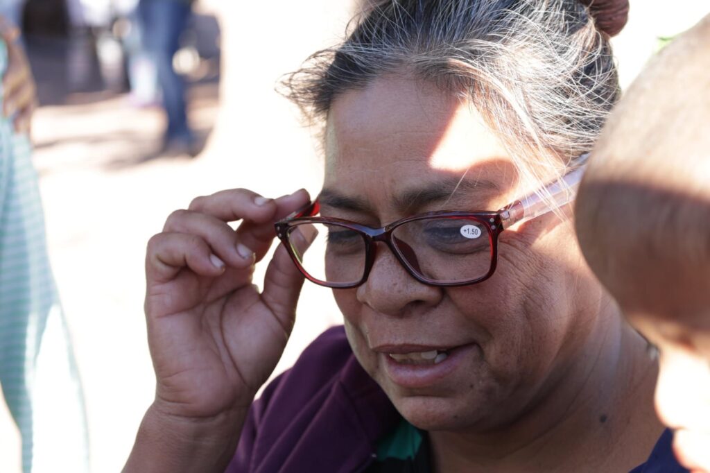 Lanza DIF Parras campaña de lentes gratuitos para vista cansada