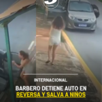 Barbero detiene auto en reversa y salva a niños