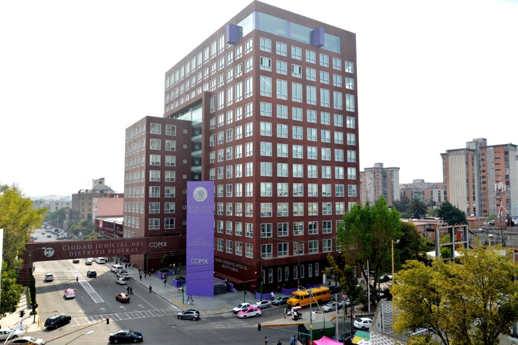 Evacúan Ciudad Judicial en la CDMX por presunta amenaza de bomba