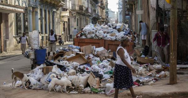 Crisis de combustible provoca acumulación de basura en calles de Cuba