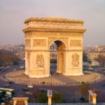 Hombre armado con cuchillo es herido por la policía en el Arco del Triunfo