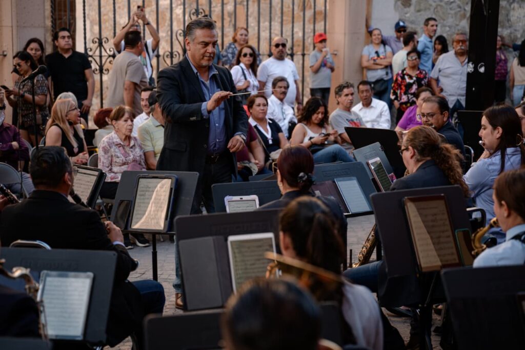 Viven familias saltillenses una tarde musical con la Banda de Música del Estado en el Centro Histórico