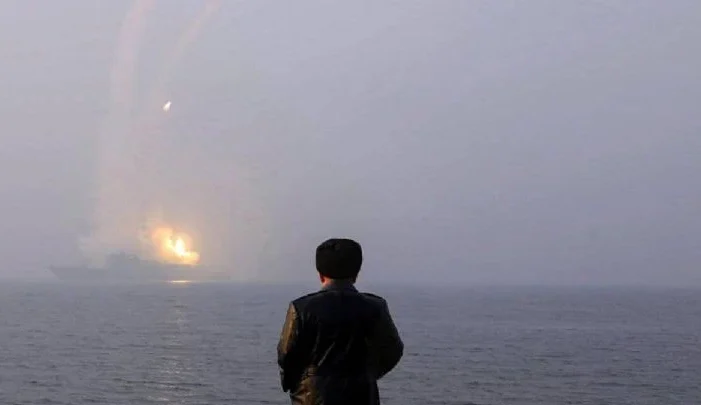 Corea del Norte realiza prueba de misiles desde su nuevo destructor