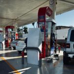 Alza en gasolina obliga a familias del norte de Texas a cambiar hábitos