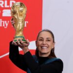 Claudia Sheinbaum presenta el trofeo de la FIFA 2026 a 100 días del arranque