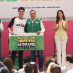 ENTREGA GOBERNADOR SÚPER BECAS A JÓVENES POR HASTA 100 MIL PESOS