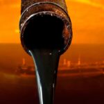 Petróleo se mantiene cerca de máximos ante tensión entre Estados Unidos e Irán y volatilidad en los mercados