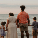 Día Mundial de las Madres y los Padres: el corazón que guía a las nuevas generaciones