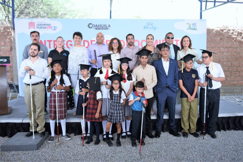 Reconocen el esfuerzo y perseverancia de estudiantes con discapacidad visual en ceremonia de graduación 2025-2026