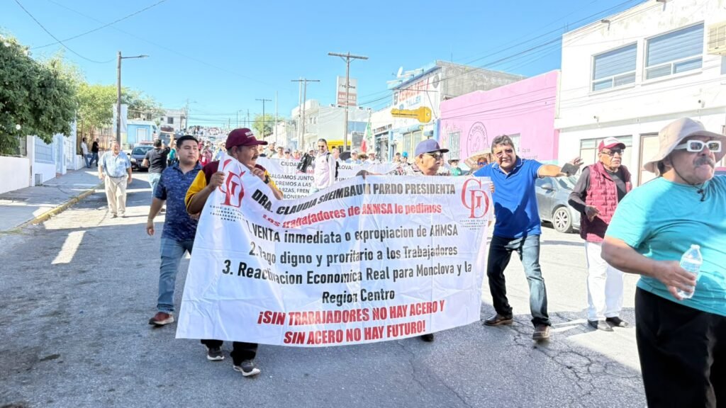 Ex obreros de AHMSA marchan en Monclova; exigen intervención federal