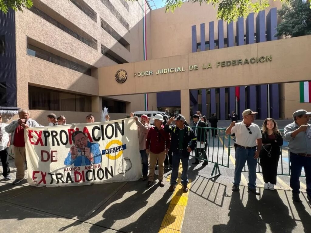 Con nervios y esperanza, trabajadores de AHMSA esperan la venta de la acerera