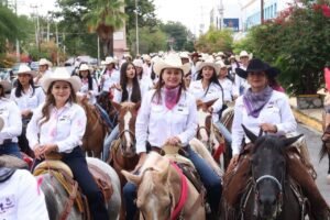 Reúne Segunda Cabalgata Rosa a más de 500 mujeres en Parras